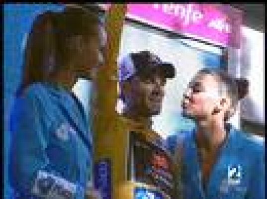 Vuelta ciclista a España - Valverde se enfunda el 'maillot'