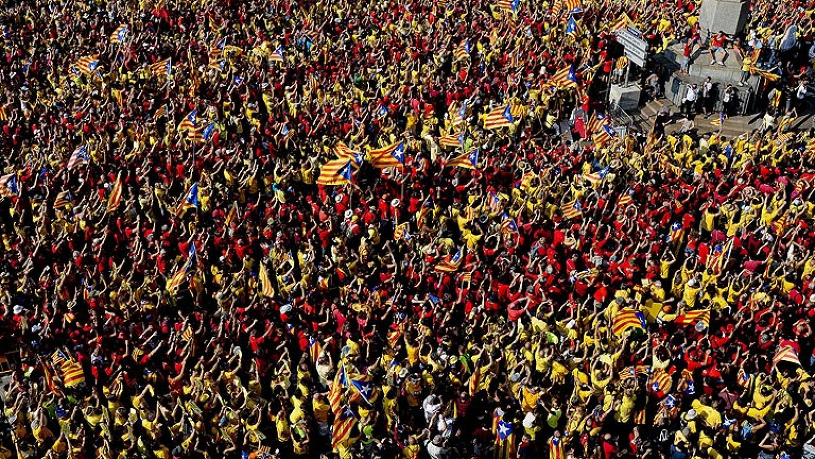 Miles de personas forman una 'V' gigante a favor de la consulta y la independencia en la Diada - Informativo 24h | Ver