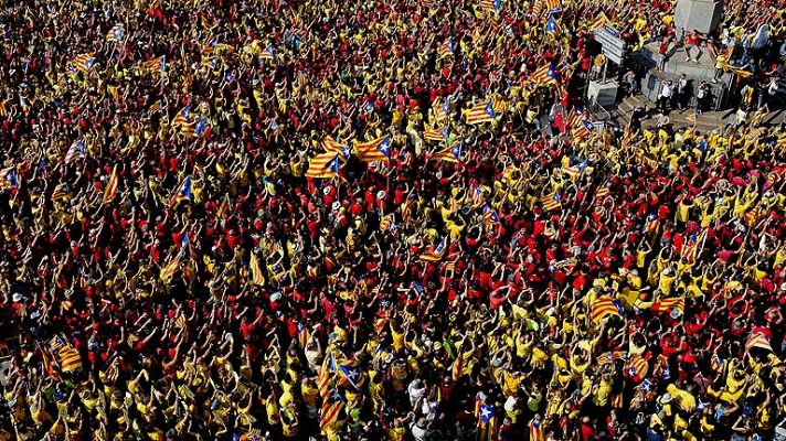 Informativo 24h - Miles de personas forman una 'V' gigante pro consulta