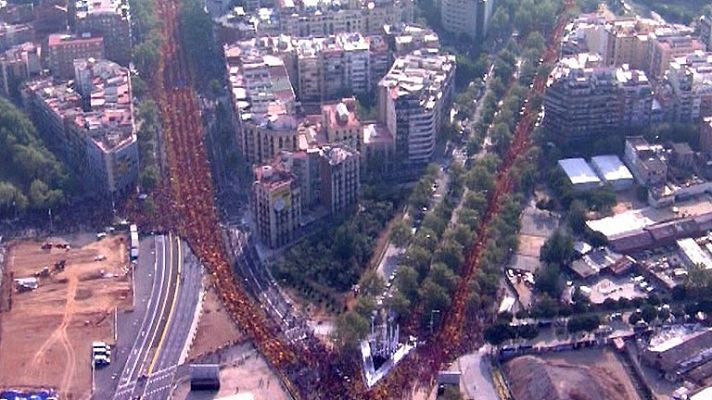 Telediario 1 - Cientos de miles de personas se manifiestan por la consulta