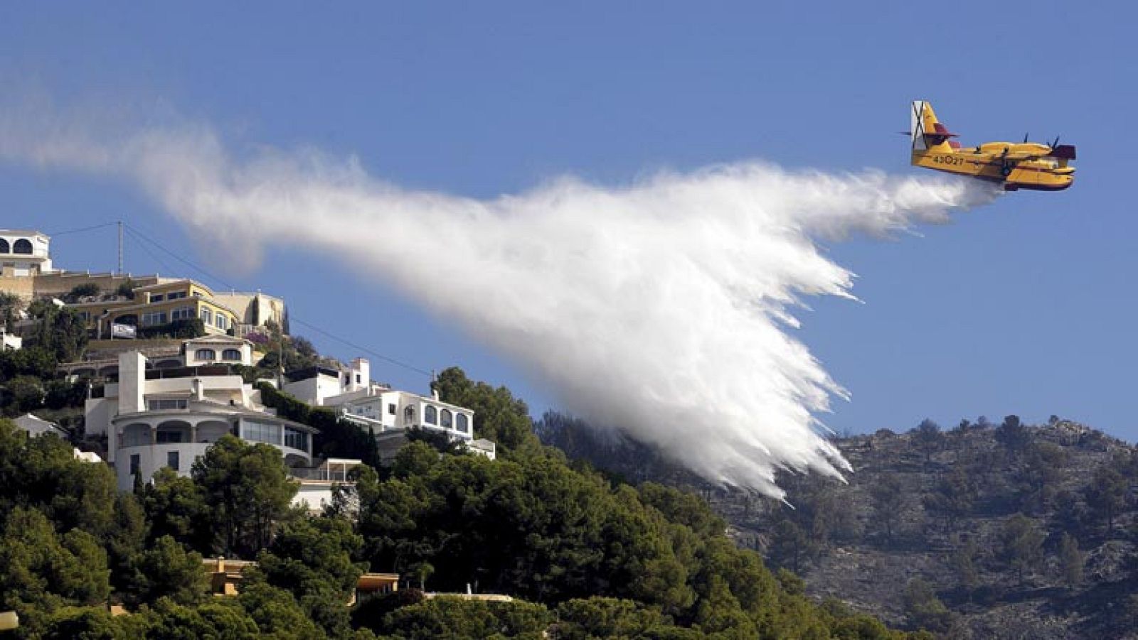 Continúan en Javea con las labores de control y extinción del incendio