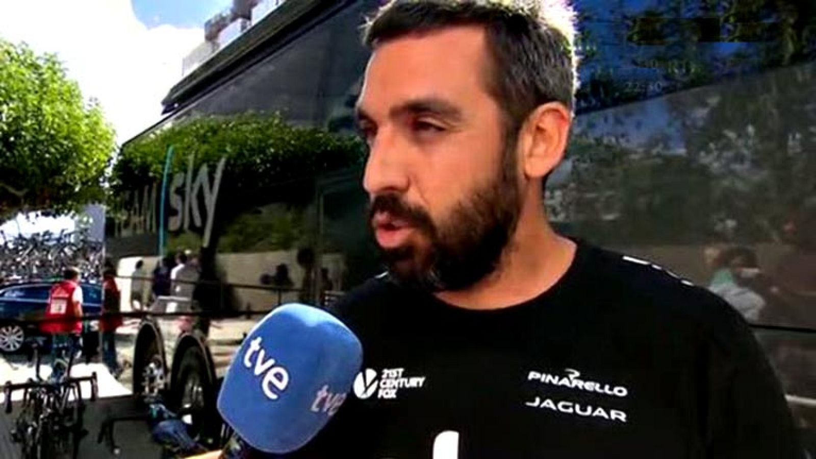 Hay un aparato que ha revolucionado el ciclismo, su función es recibir la fuerza del pedaleo en vatios y mostrarla en un pequeño monitor al cilcista. Esa pantalla va colocada en el manillar. El mecánico español del equipo de Chris Froome, David Ferná