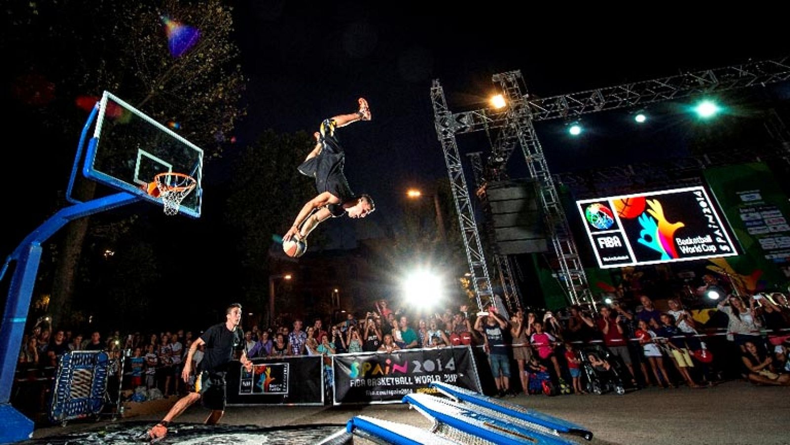 Mientras las estrellas mundiales del baloncesto disputan sus primeros partidos del Mundial, una conocida casa de apuestas desafiaba a los húngaros "Lords of Gravity" para hacer posible lo imposible en un escenario único: la ciudad de Granada.