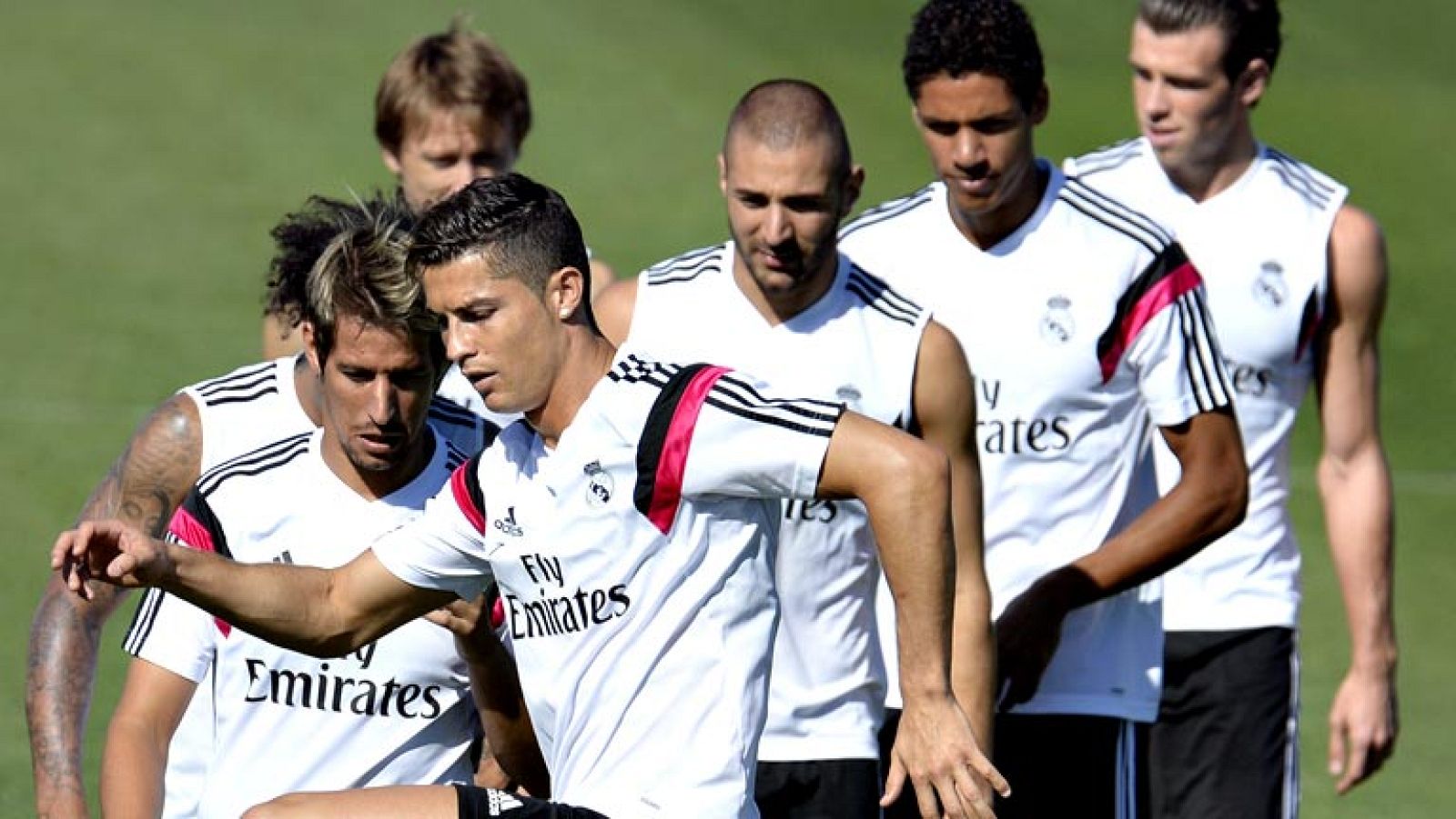 El estadio Santiago Bernabéu enfrentará a Real Madrid y Atlético de Madrid en un nuevo derbi entre los dos triunfadores de la pasada temporada y dos firmes candidatos al título de Liga, pero aún en proceso de readaptación después de los importantes m