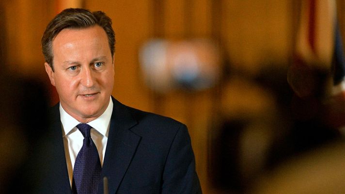 Telediario 1 - Cameron regresa a Downing Street tras la decapitación