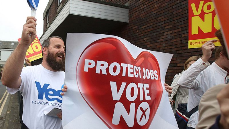 Cameron vuelve a Escocia para hacer campaña por el "no"