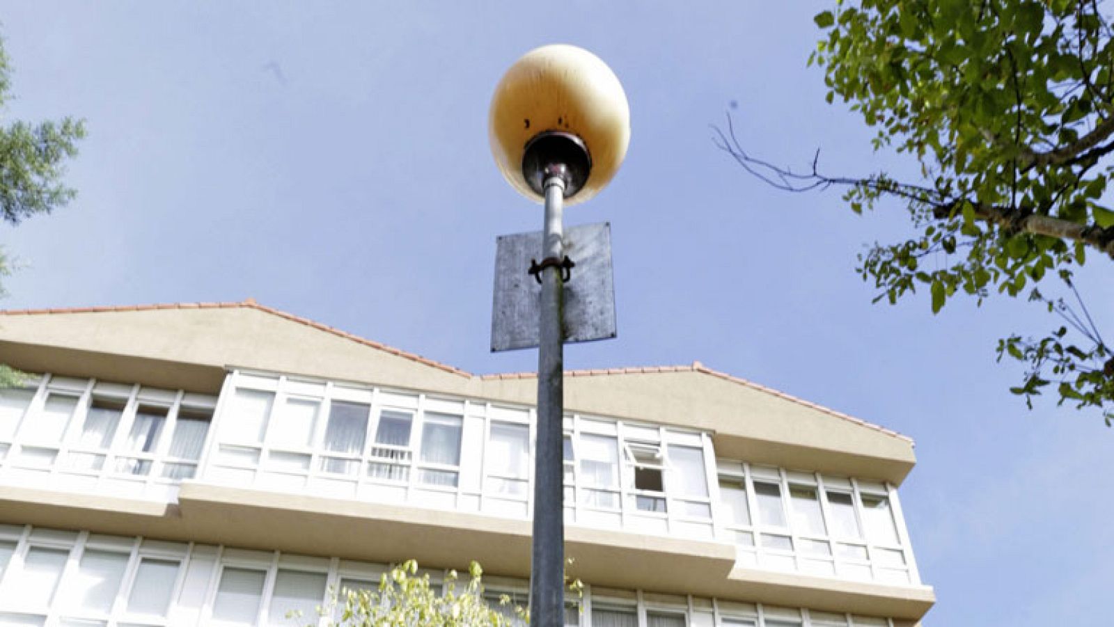 Conmoción en Santiago con la muerte de una chica electrocutada al tocar una farola