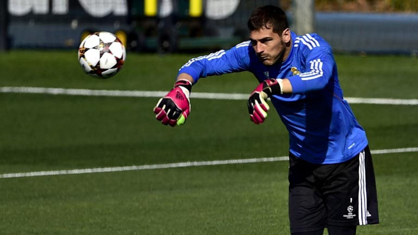 Carlo Ancelotti, técnico del Real Madrid, quiso zanjar el debate en la portería asegurando que "nunca" hablará "de los porteros esta temporada", y se mostró convencido de que Iker Casillas "va arreglar sin problemas" la dura situación que vive, silba