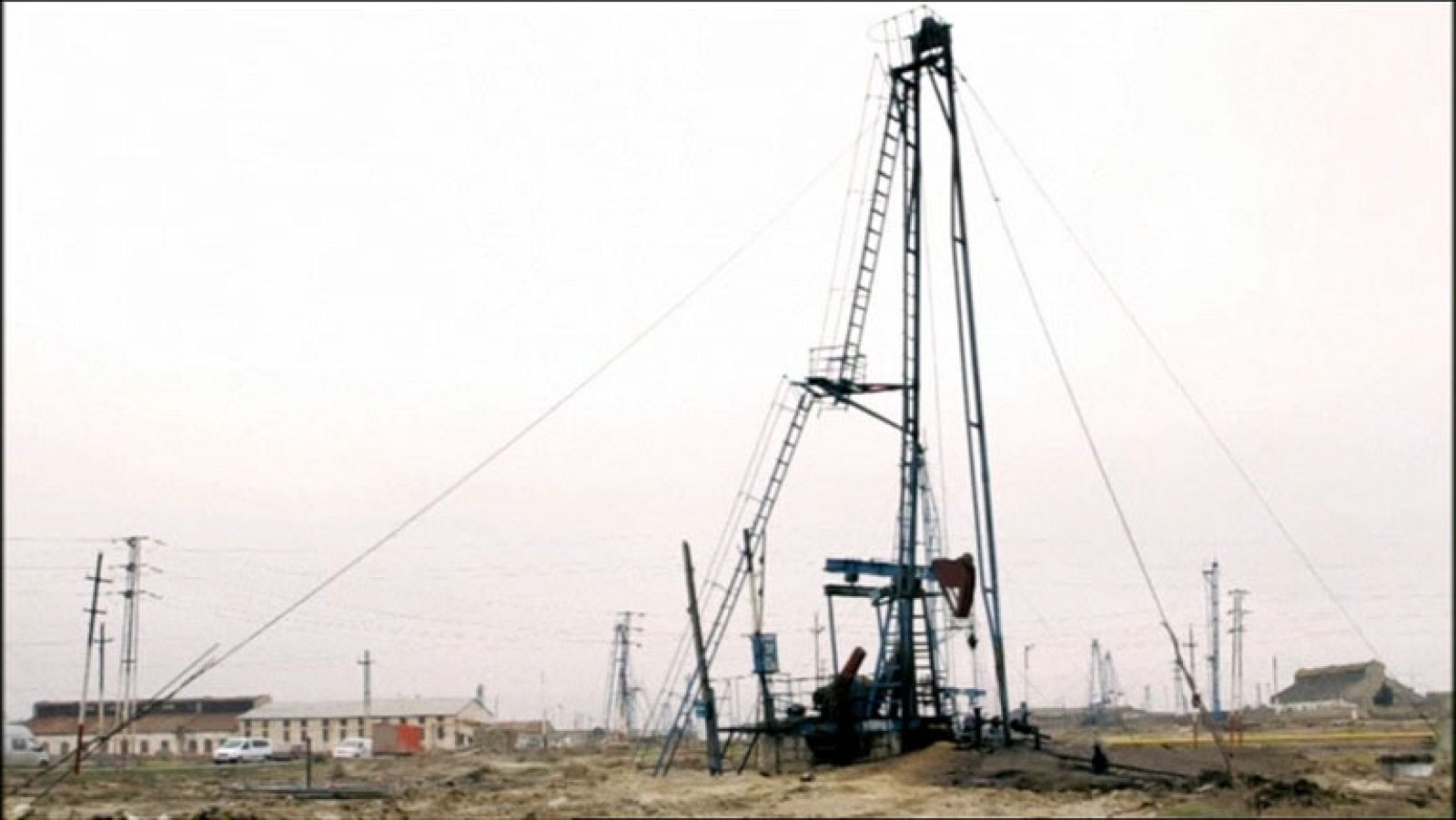 Los analistas creen que el precio del petróleo continuará bajando