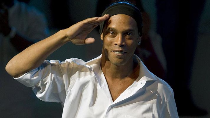 Telediario 1 - Investigan por racismo a un político mexicano por llamar "simio" a Ronaldinho