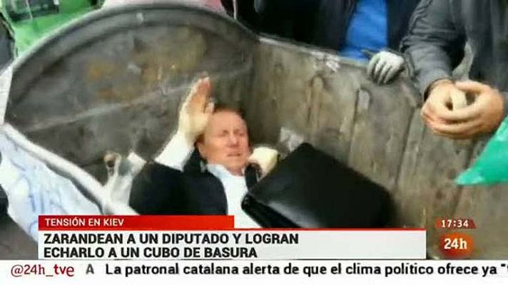 La tarde en 24h - Manifestantes ucranianos tiran a un diputado a un contenedor