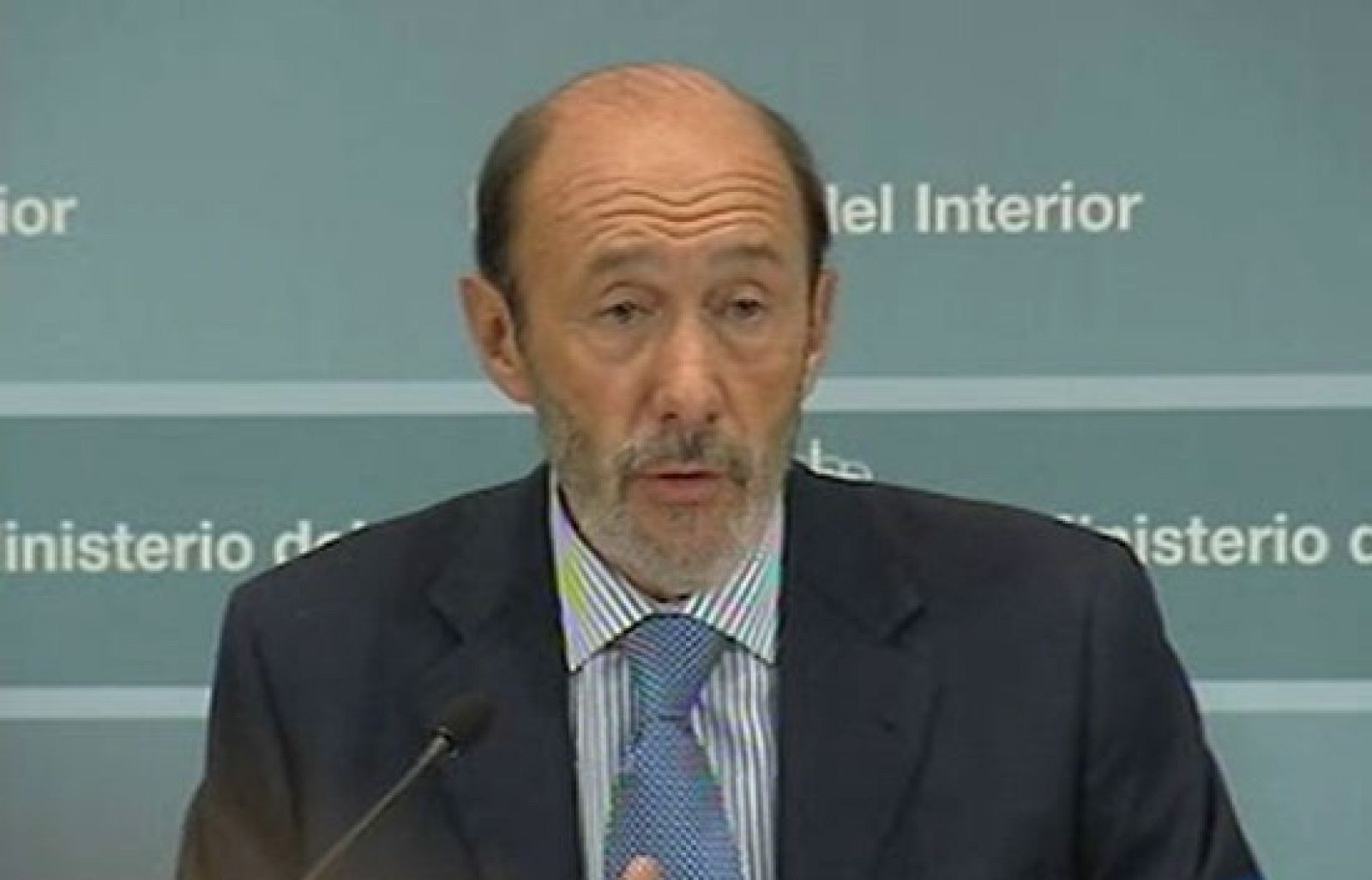 Rubalcaba ha dicho que el lehendakari sabe perfectamente que la consulta es ilegal | Ver