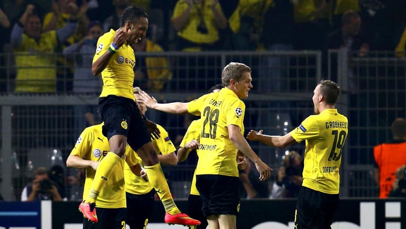 El Borussia de Dortmund arrancó su participación en la Liga de Campeones con un importante triunfo por 2-0 sobre el Arsenal, en un choque en el que los germanos se mostraron netamente superiores al conjunto londinense, que nunca tuvo claro a qué debí