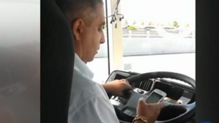 España Directo - Un conductor de autobús 'se mensajea' mientras conduce