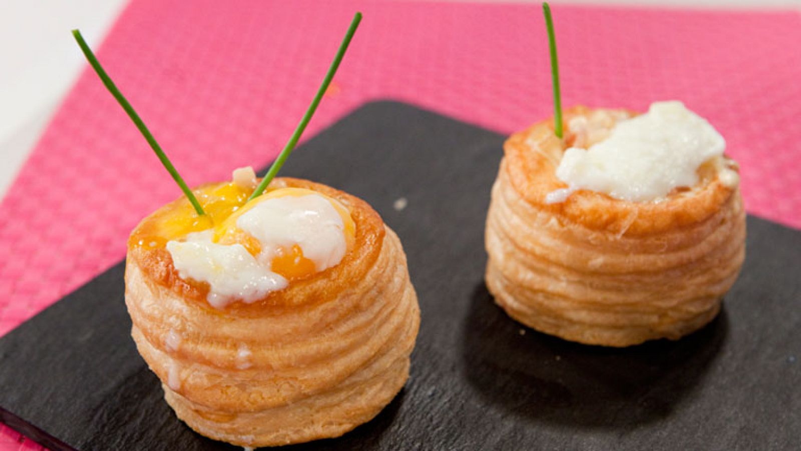 Volovanes de puerros con huevo poché y salsa de cheddar