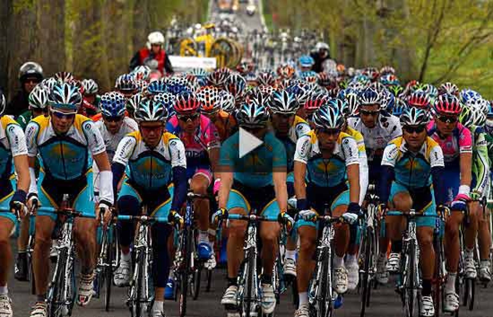 En la etapa del lunes de la Vuelta Ciclista, dos ciclistas intentan atajar por una calle de la ciudad, donde se han encontrado con varios coches de frente.