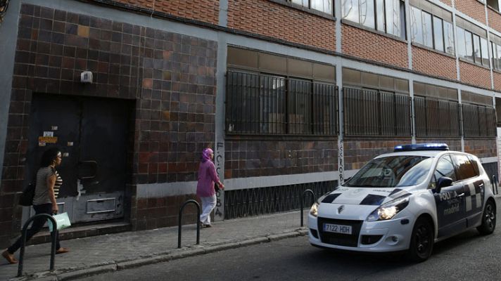 Telediario 1 - Desalojan en Madrid una casa con 'okupas' neonazis