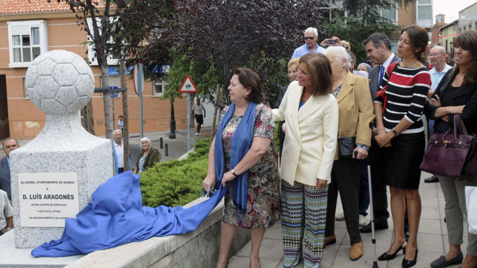 Un monolito recuerda a Luis Aragonés en su barrio de Hortaleza | Ver