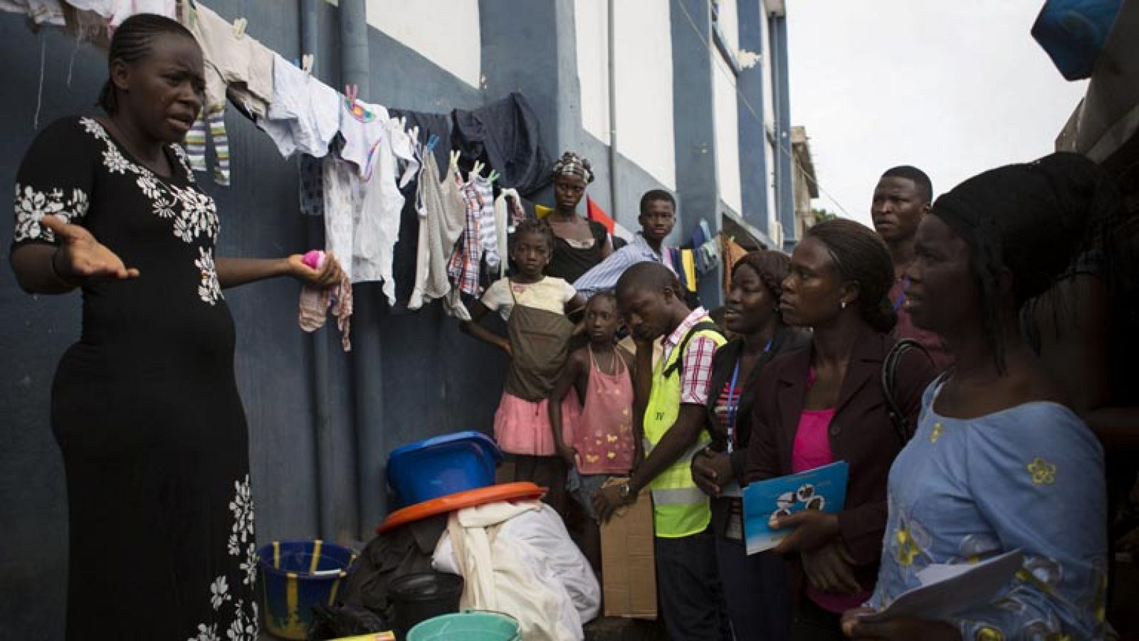 Segundo día del toque de queda en Sierra Leona para contener el ébola