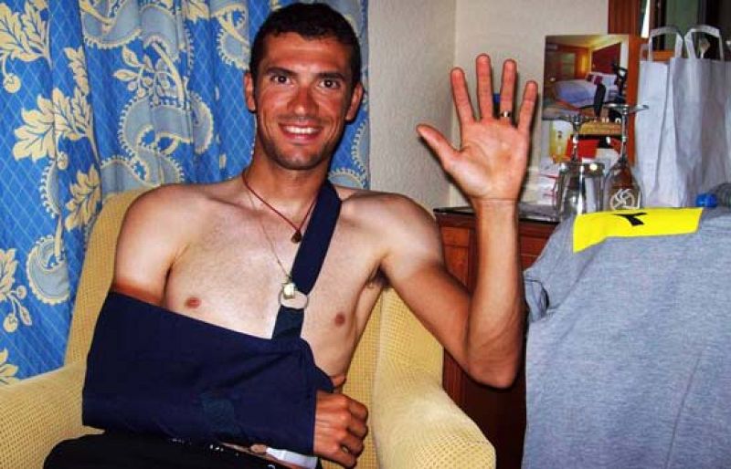 El ciclista del equipo Tinkoff, Richi Serrano, ha tenido que abandonar la Vuelta al fracturarse la clavícula en una salida de curva.