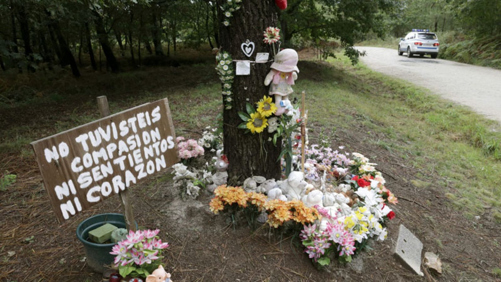 El lugar donde encontraron a Asunta se llena de flores un año después de su muerte