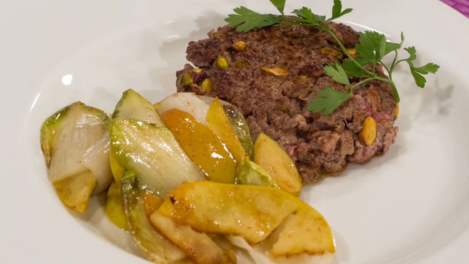 Hamburguesas de ternera con chalotas, pistachos y foie