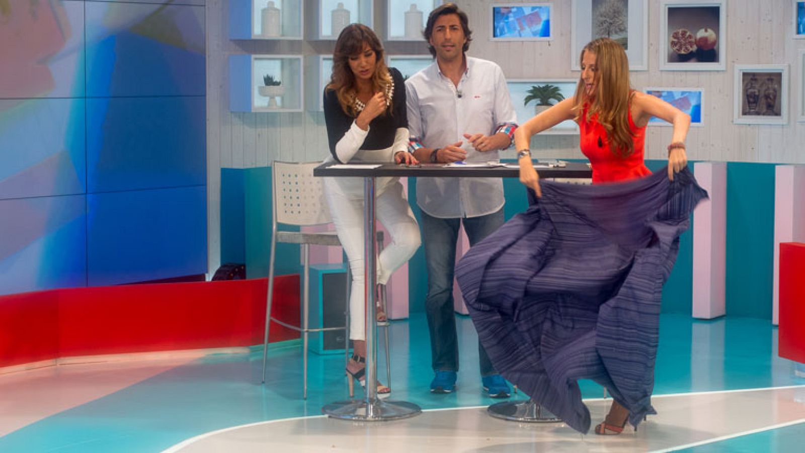 Así sacude Silvia Pérez el mantel tras el desayuno por la ventana de su casa