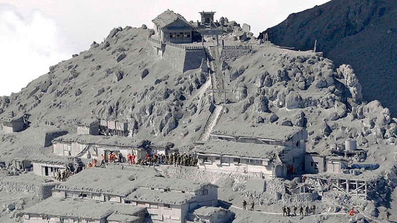 Al menos un muerto y decenas de desaparecidos y heridos por la erupción del Ontake
