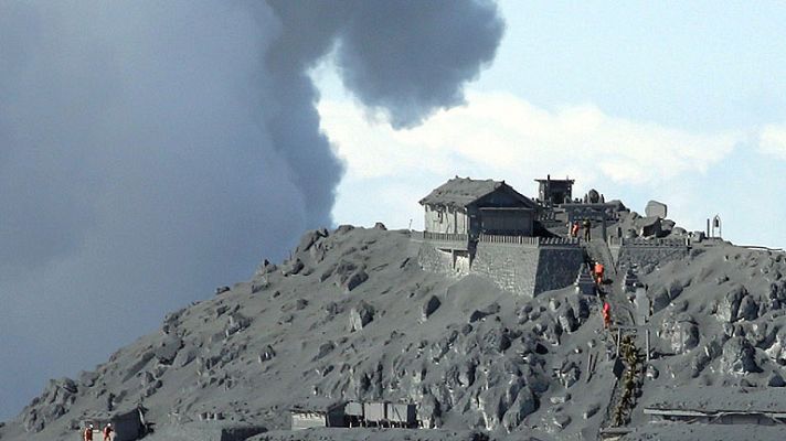 Informativo 24h - Buscan a 45 senderistas desaparecidos en la erupción del Monte Ontake en Japón