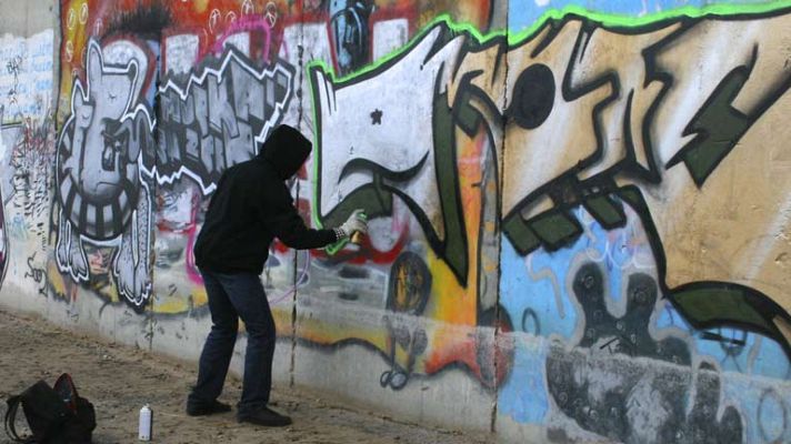 Telediario 1 - La policía detiene a 10 grafiteros