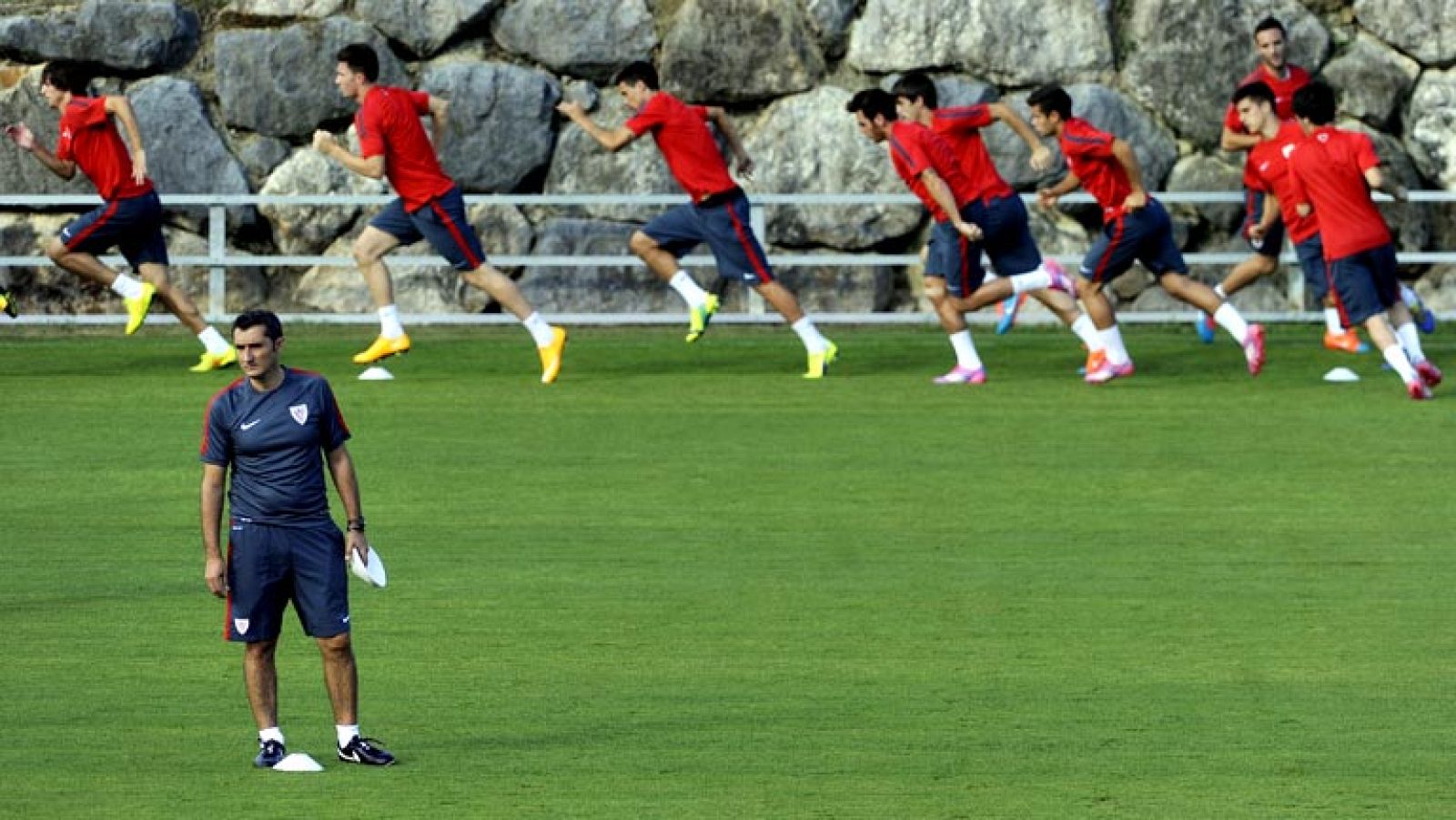 El Athletic Club viaja hoy a Bielorrusia con la obligación de cambiar el decaído estado de ánimo al que le han llevado tres malos resultados en Liga y a intentar ganar al BATE en el nuevo Borisov Arena para mantener intactas las opciones de estar en