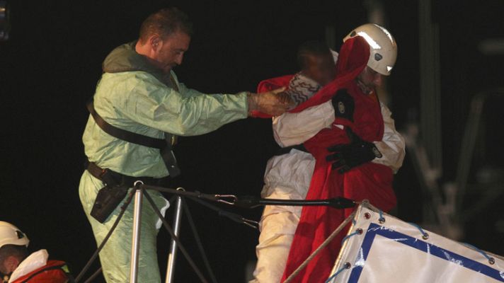 Informativo 24h - Llega a las costas de Almería una patera con 51 inmigrantes a borod, entre ellos cuatro niños