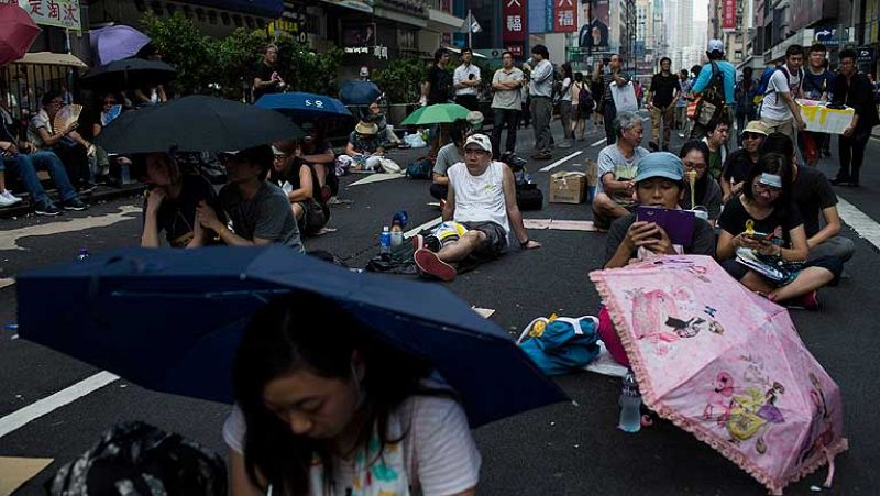 Los jóvenes de Hong Kong se preparan para resistir un día más en las calles
