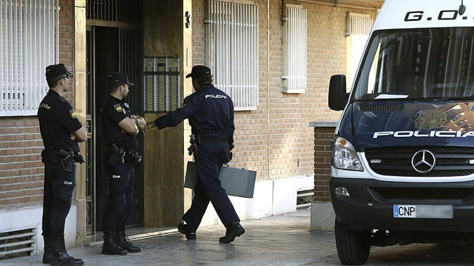 La Policía hace una reconstrucción en uno de los pisos ante el presunto pederasta de Ciudad Lineal - Informativo 24h | Ver