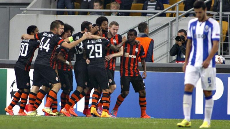 El colombiano Jackson Martínez, con una aparición salvadora en la segunda parte, rescató con dos goles al Oporto, líder del grupo H tras conseguir un punto en el último instante cuando el Shakhtar Donetsk ganaba 2-0 a falta de seis minutos para el fi