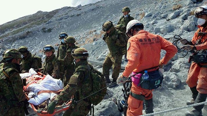 Telediario 1 - Rescatan más cadáveres en la cumbre del volcán Ontake