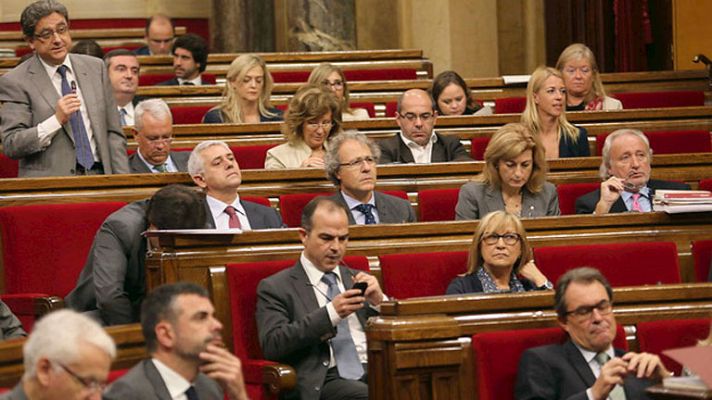 Telediario 1 - El Parlament aprueba la comisión de control de consultas