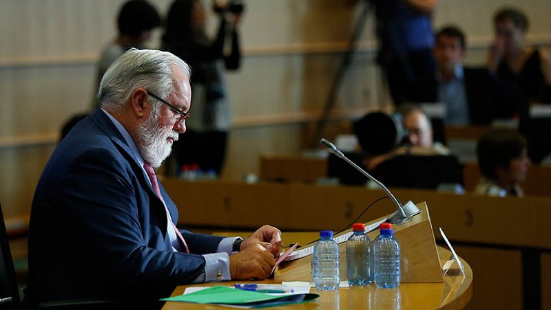 Cañete niega en la Eurocámara que ni él ni su familia tienen relación con las petroleras | Ver