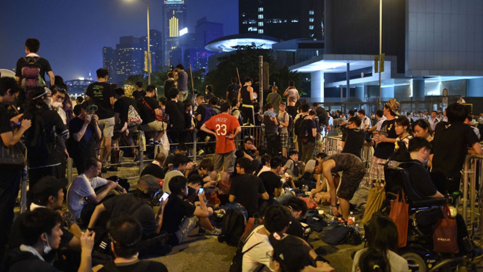En Hong Kong, quedan unas horas para que se cumpla el ultimátum de los manifestantes