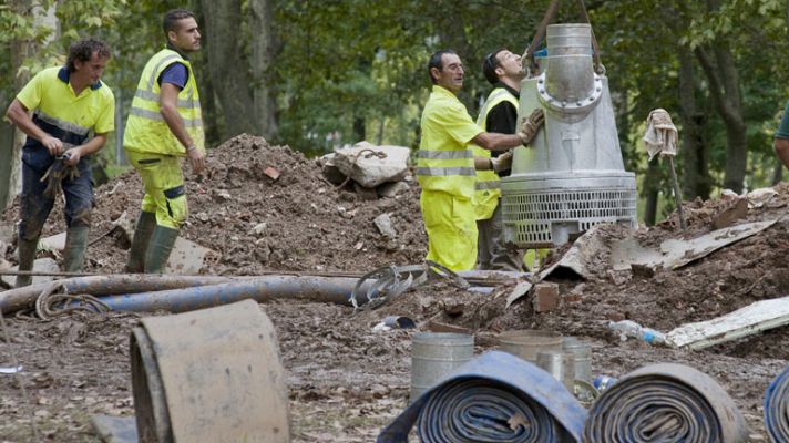 Telediario 1 - Bombean el agua de la estación de AVE en Girona