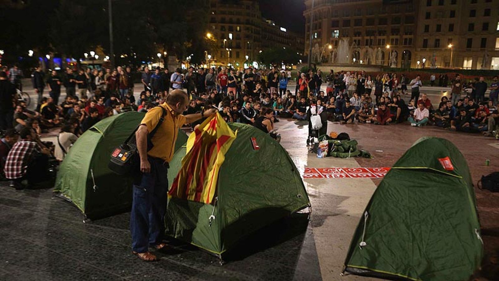Mossos y Guardia Urbana desmantelan un intento de acampada a favor del 9N en Barcelona - Telediario 1 | Ver