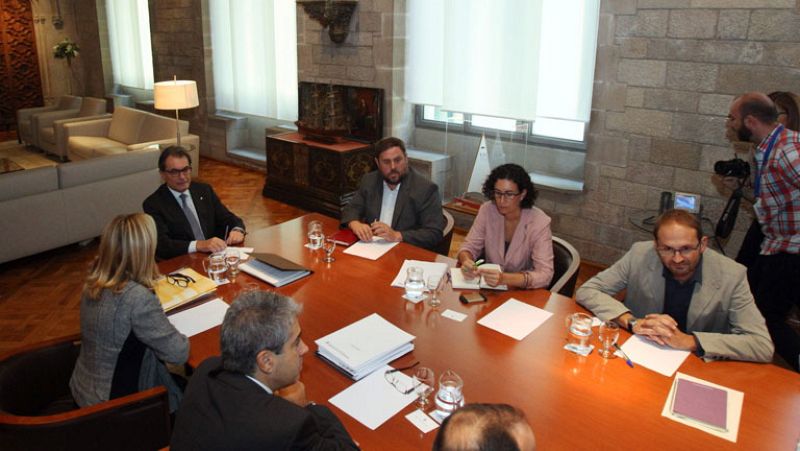 Mas y las fuerzas proconsulta acuerdan mantener la convocatoria para la consulta el 9N