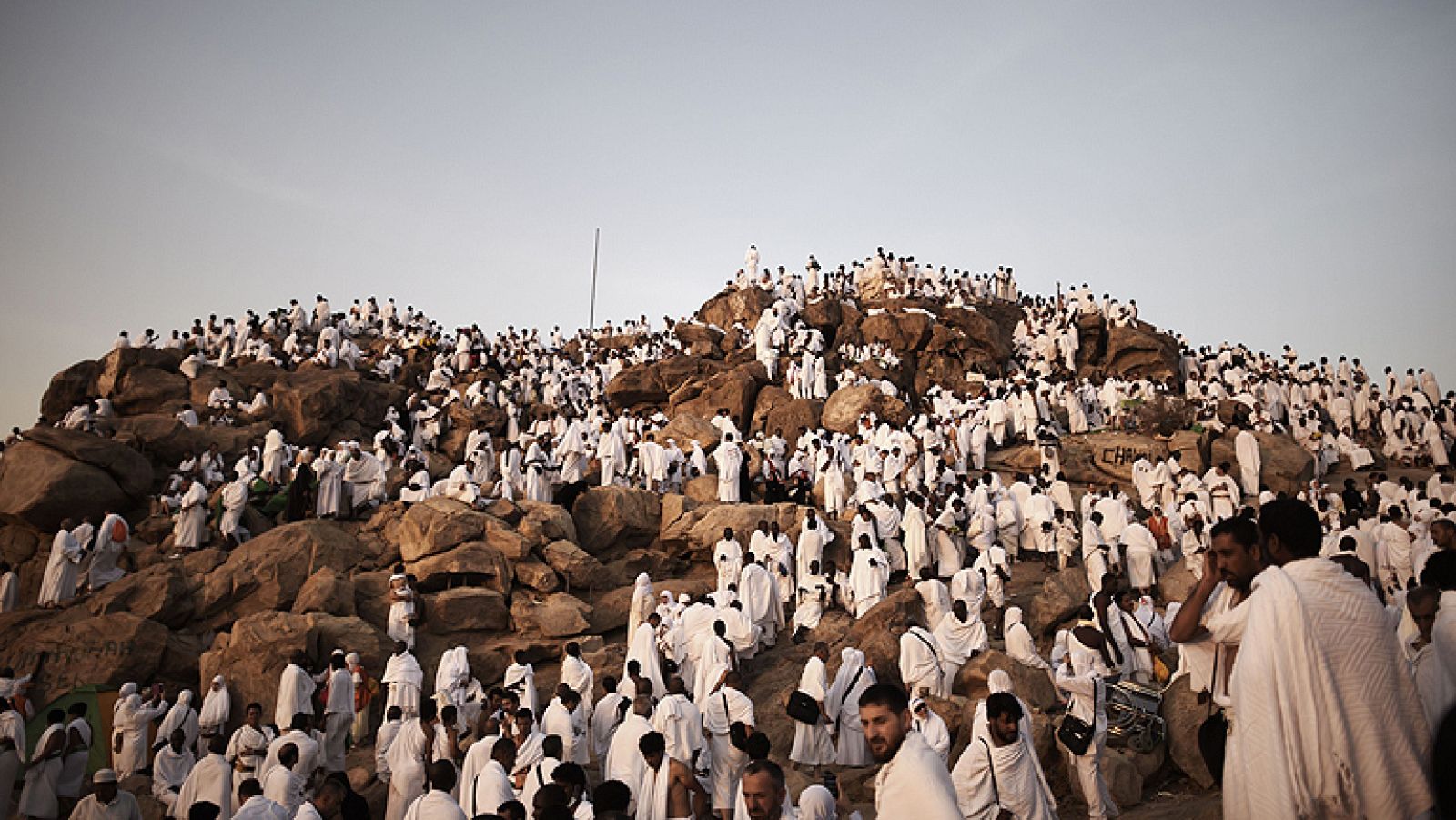 Miles de musulmanes celebran la jornada de oración en el monte Arafat