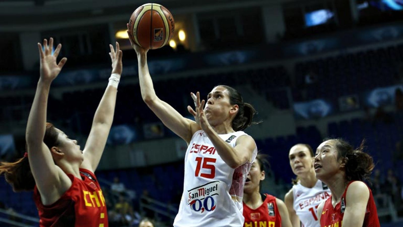 La selección española femenina de baloncesto se ha clasificado  para semifinales de la Copa del Mundo de Turquía, que disputará ante  la anfitriona o Serbia, después de barrer de la pista a China (71-55)  en su compromiso de cuartos de final, ejercie