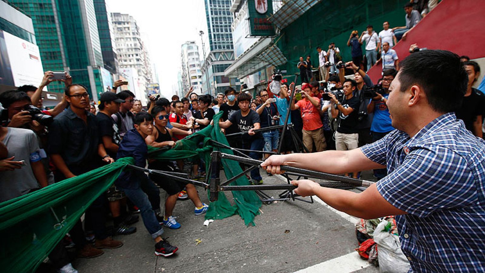 Hong Kong cumple una semana de protestas con nuevos enfrentamientos y el diálogo roto