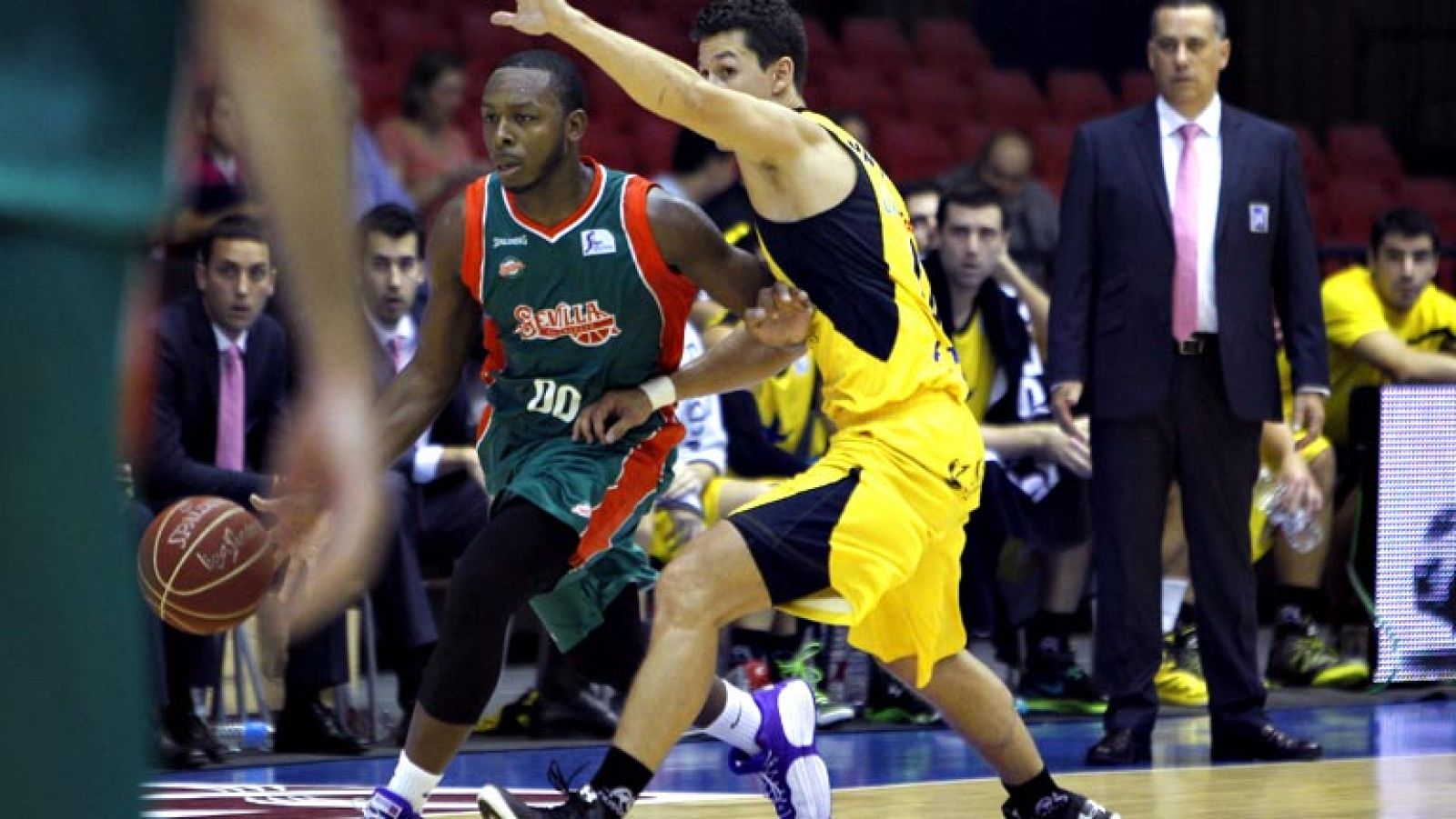 Inaugurada la Liga Endesa con una canasta de Beirán, el Iberostar Tenerife ha dado una exhibición ofensiva en Sevilla para batir a los locales por 87-96. Sekulic y Sikma (23 puntos), los más destacados en los canarios; Urtasun (21) lideró la resisten