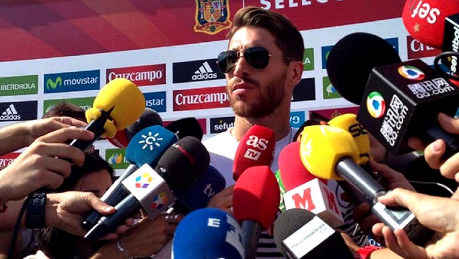 El jugador del Real Madrid Sergio Ramos abandonó la concentración  de la selección española después de que los médicos le detectaran una  lesión muscular en el sóleo de la pierna derecha y Vicente del Bosque  decidió que será el jugador del FC Barcel