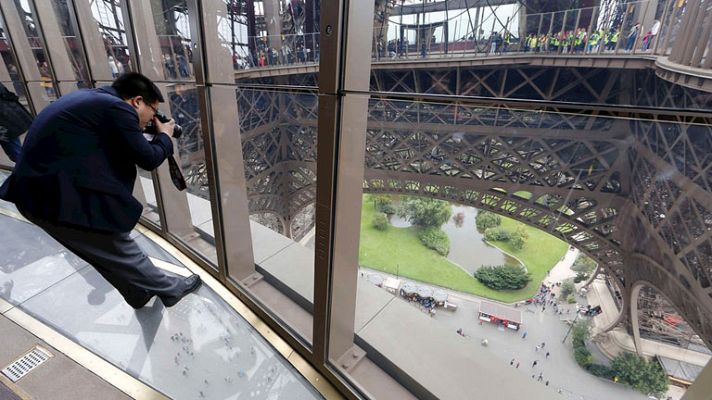 Telediario 1 - La Torre Eiffel estrena suelo de cristal