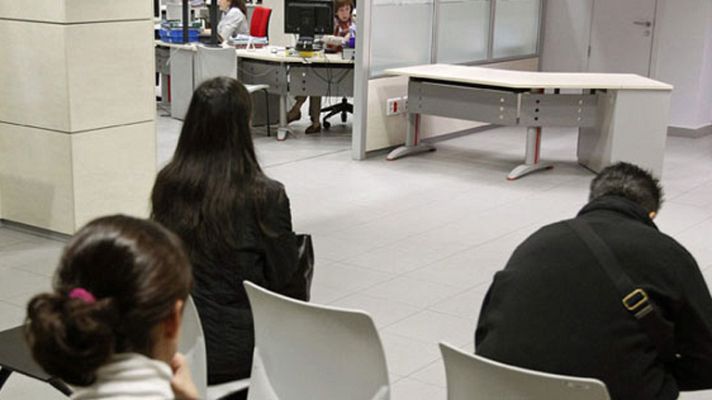 Telediario 1 - El paro se mantiene como principal problema seguido por la corrupción, según el CIS