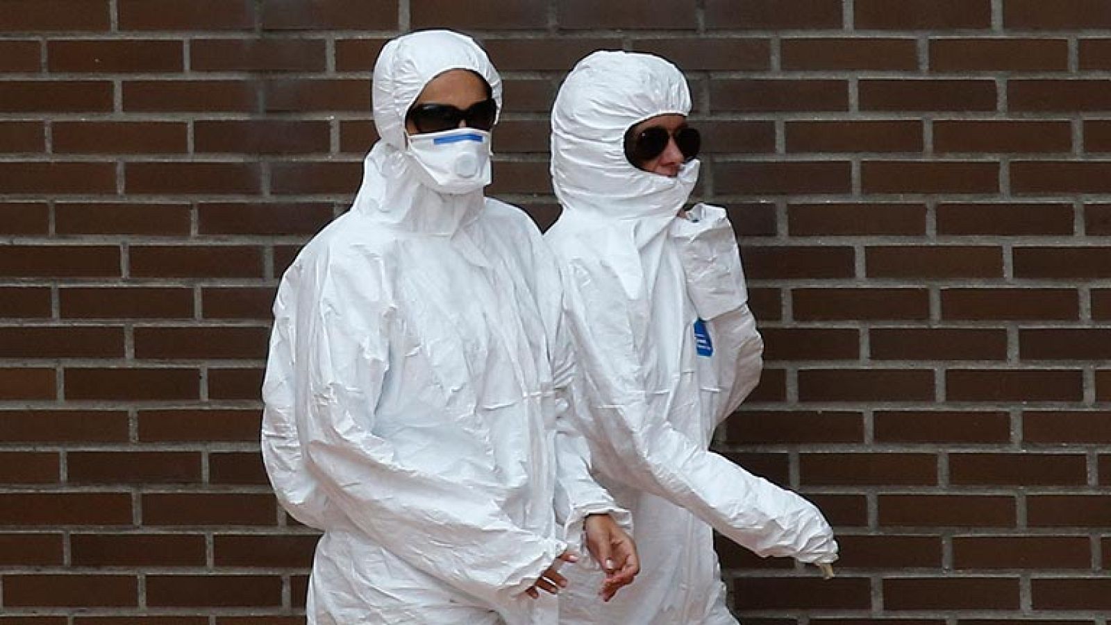 Los vecinos de Alcorcón de la infectada por Ébola, están a la espera de que se limpie la casa